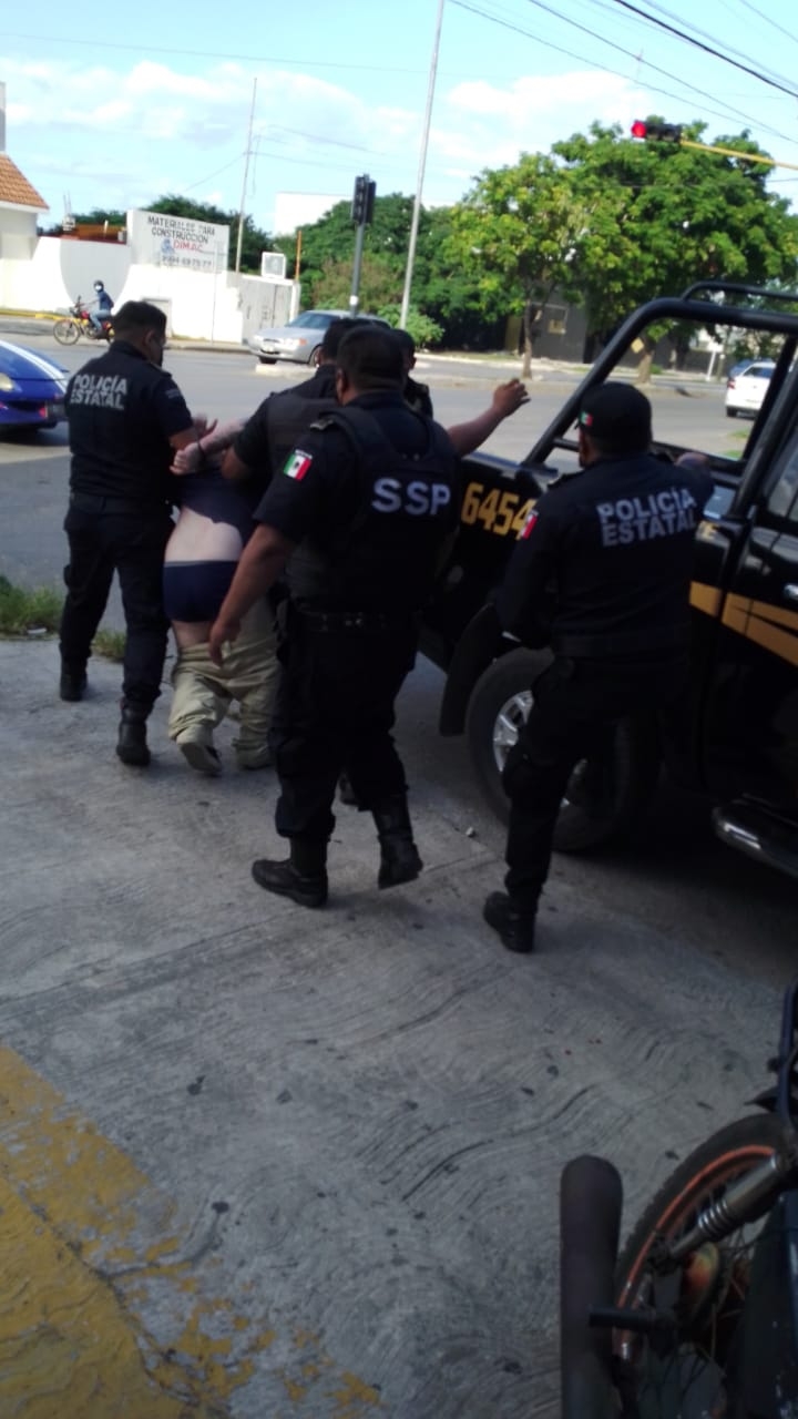 Al lugar llegaron elementos de la Policía Estatal para detener a los involucrados en la riña