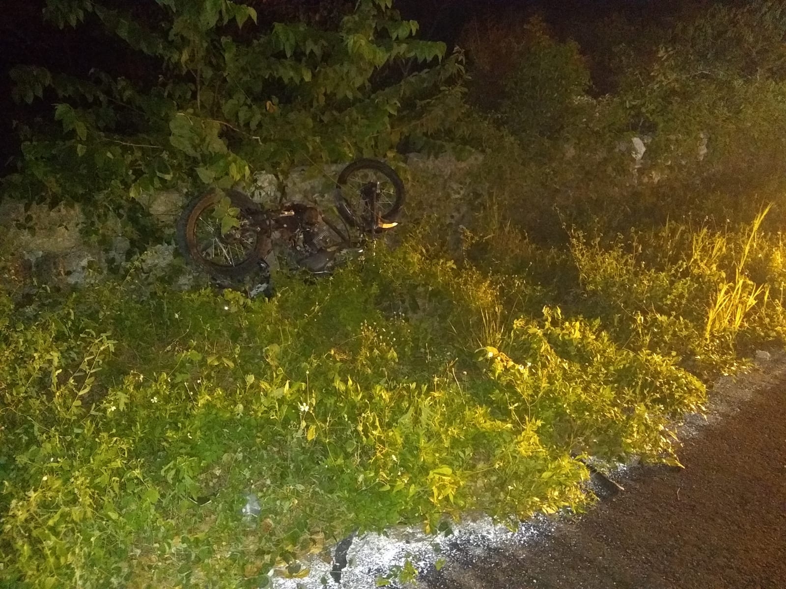 De acuerdo con la información recaba en el lugar, el motociclista conducía en estado etílico y se dirigía hacia la comisaría de Santo Domingo