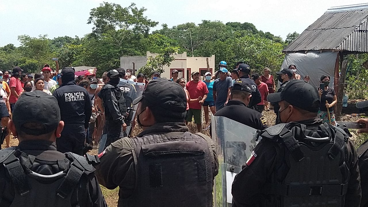 Ante la llegada de los agentes, los paracaidistas no tuvieron otra opción que abandonar el polígono