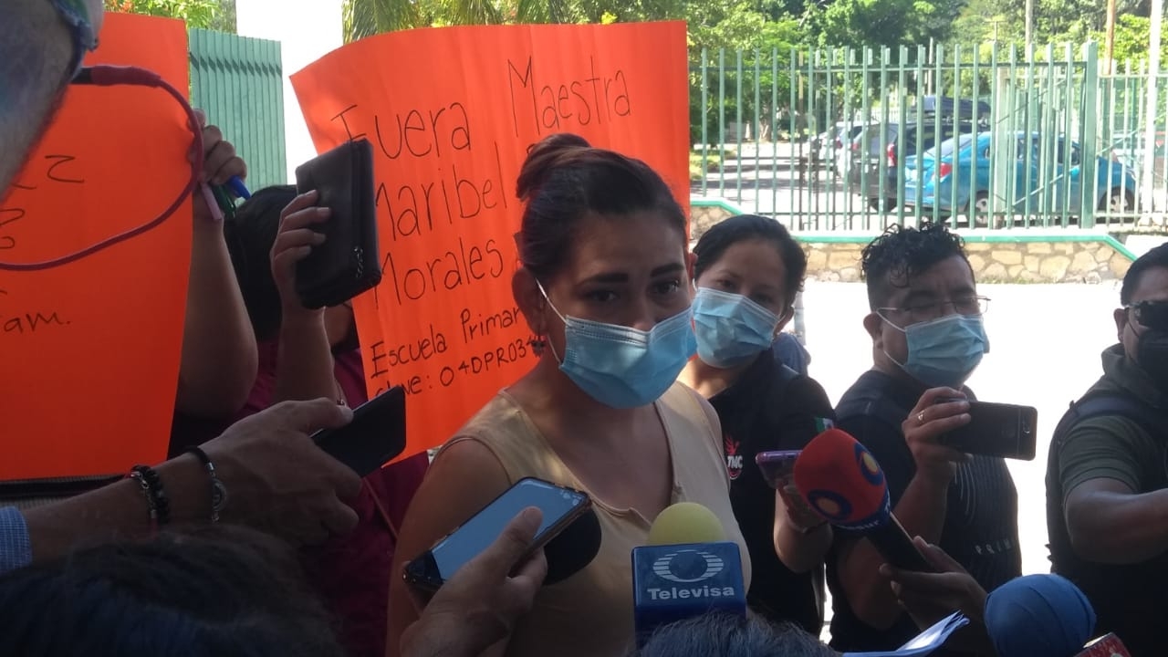 Aseguran que no es la primera queja contra la maestra, ya que padres de familia de otros grupos también dan razón de la baja productividad Aseguran que no es la primera queja contra la maestra, ya que padres de familia de otros grupos también dan razón de la baja productividad