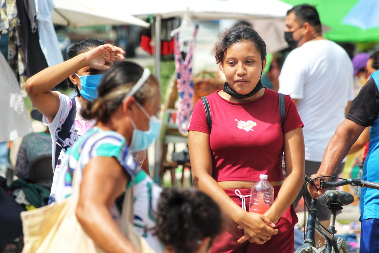 Algunas personas en el tianguis de la Región 239 de Cancún no portaban correctamente el cubrebocas