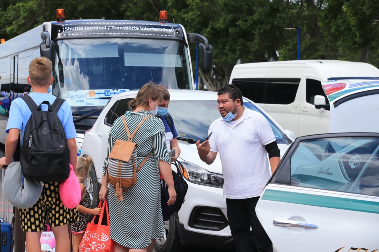 El taxista presuntamente no quería entregarle el resto del equipaje a los turistas hasta que le dieran la otra parte del dinero El taxista presuntamente no quería entregarle el resto del equipaje a los turistas hasta que le dieran la otra parte del dinero