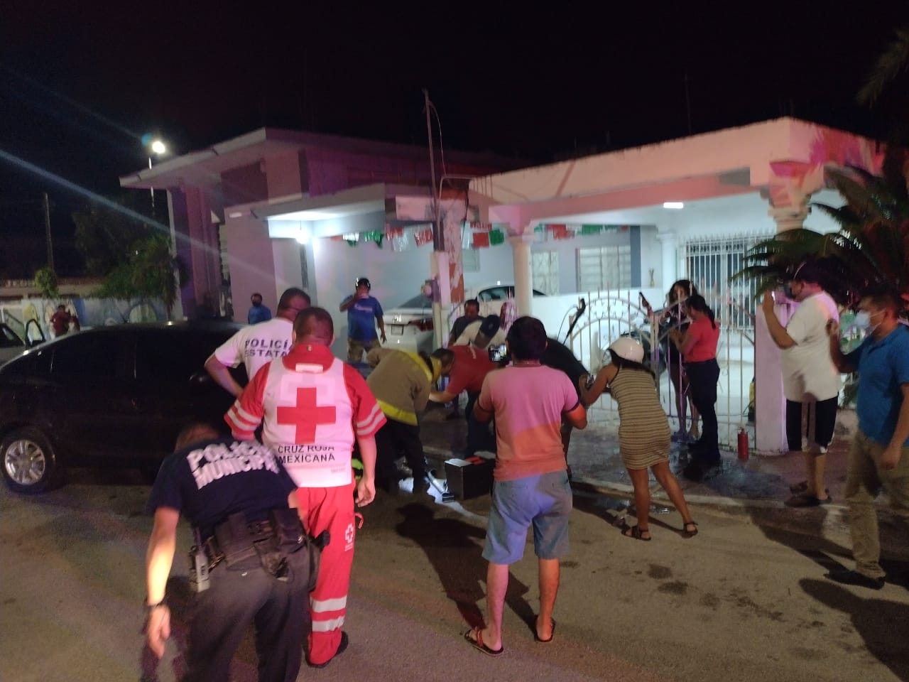 Se incendia automóvil del delegado del Instituto de Movilidad en Felipe Carrillo Puerto