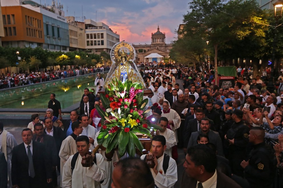 Después de la Virgen de Guadalaupe, la de Zapopan es la segunda festividad religiosa más importante de México Después de la Virgen de Guadalaupe, la de Zapopan es la segunda festividad religiosa más importante de México