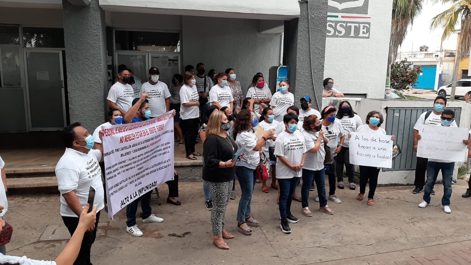 El funcionario aseguró que cuestionó a la mujer para conocer el motivo de la agresión, sin embargo, ésta sólo comenzó a gritar que había sido amenazada