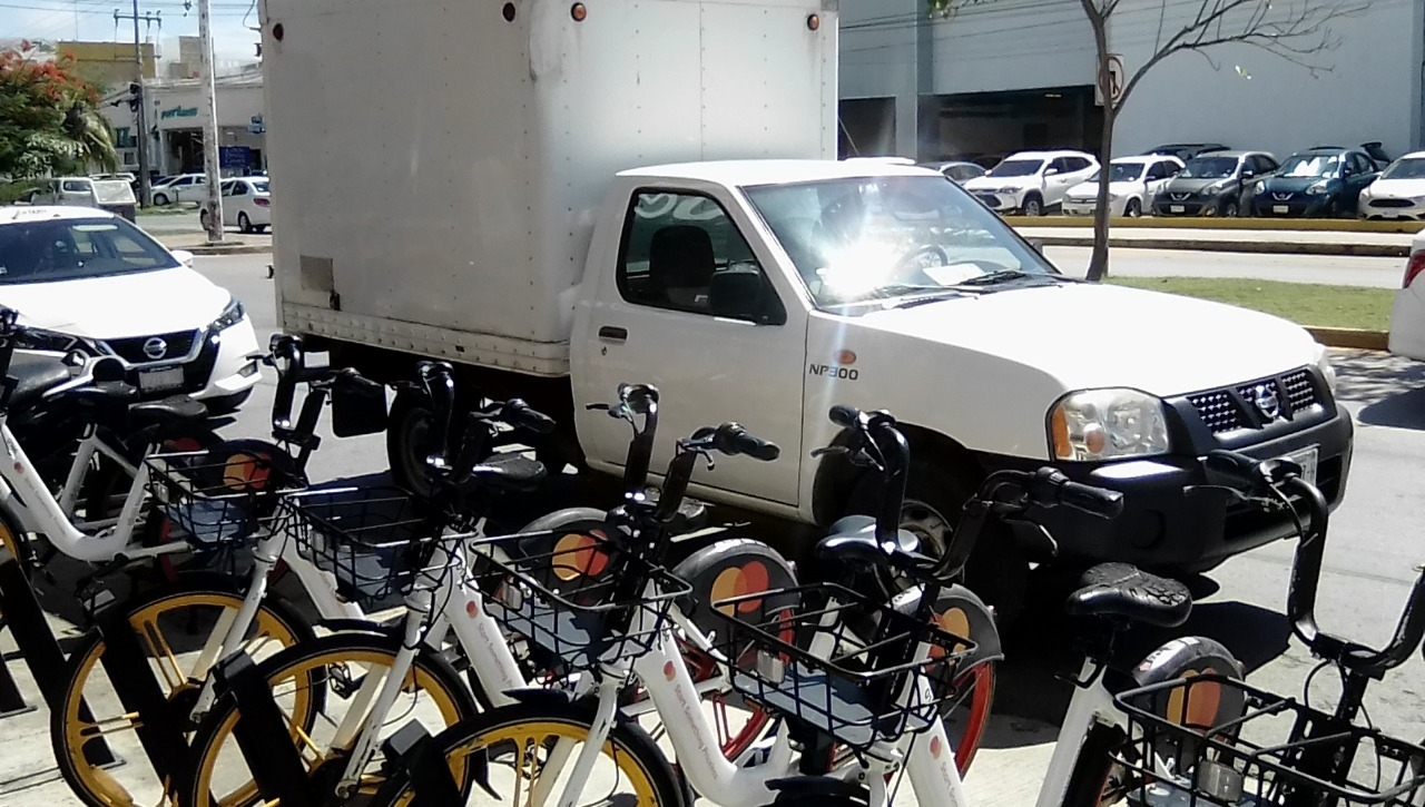 Uno de los problemas principales es la invasión de la ciclovía por parte de los automovilistas Uno de los problemas principales es la invasión de la ciclovía por parte de los automovilistas