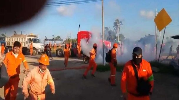 Al menos tres trabajadores resultaron heridos tras un enfrentamiento con elementos de Seguridad Pública;