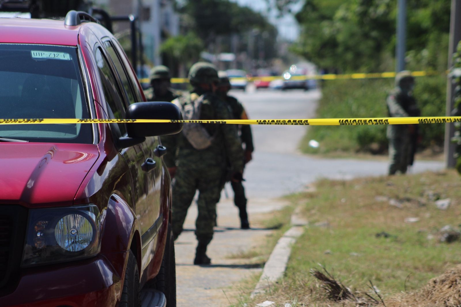 Vecinos reportaron el vehículo desconocido por lo que las autoridades llegaron al lugar para las indagatorias Vecinos reportaron el vehículo desconocido por lo que las autoridades llegaron al lugar para las indagatorias