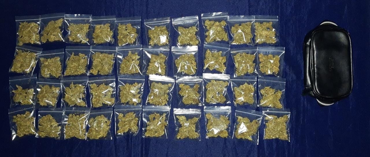 Los detenidos se identificaron como Josué “N y Rosa “N” a quienes les encontraron 40 bolsitas con vegetal similar a la marihuana Los detenidos se identificaron como Josué “N y Rosa “N” a quienes les encontraron 40 bolsitas con vegetal similar a la marihuana