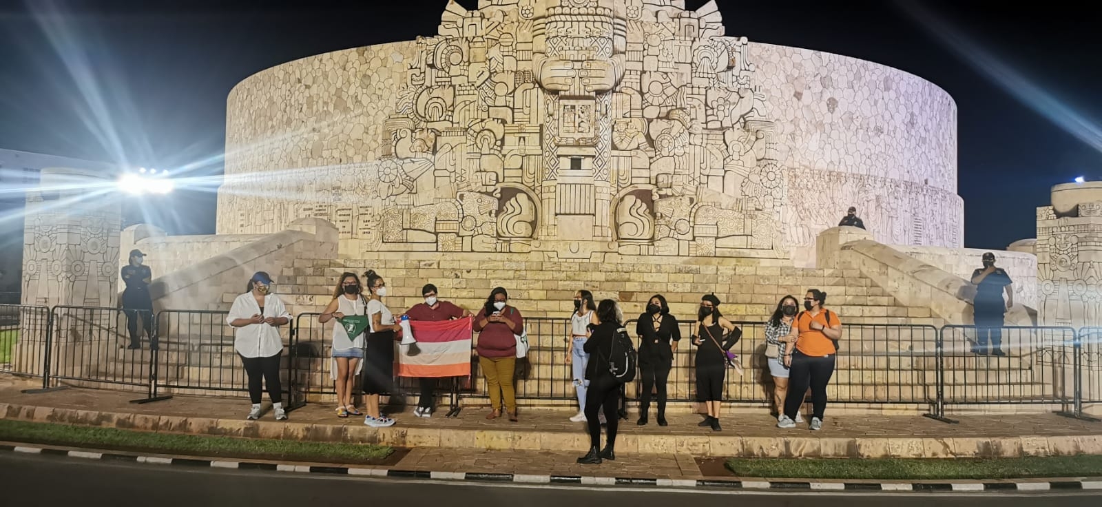 Por segunda ocasión en Mérida, integrantes del colectivo LGBT llevan a cabo el Besatón Lésbico en busca de aceptación pública Por segunda ocasión en Mérida, integrantes del colectivo LGBT llevan a cabo el Besatón Lésbico en busca de aceptación pública