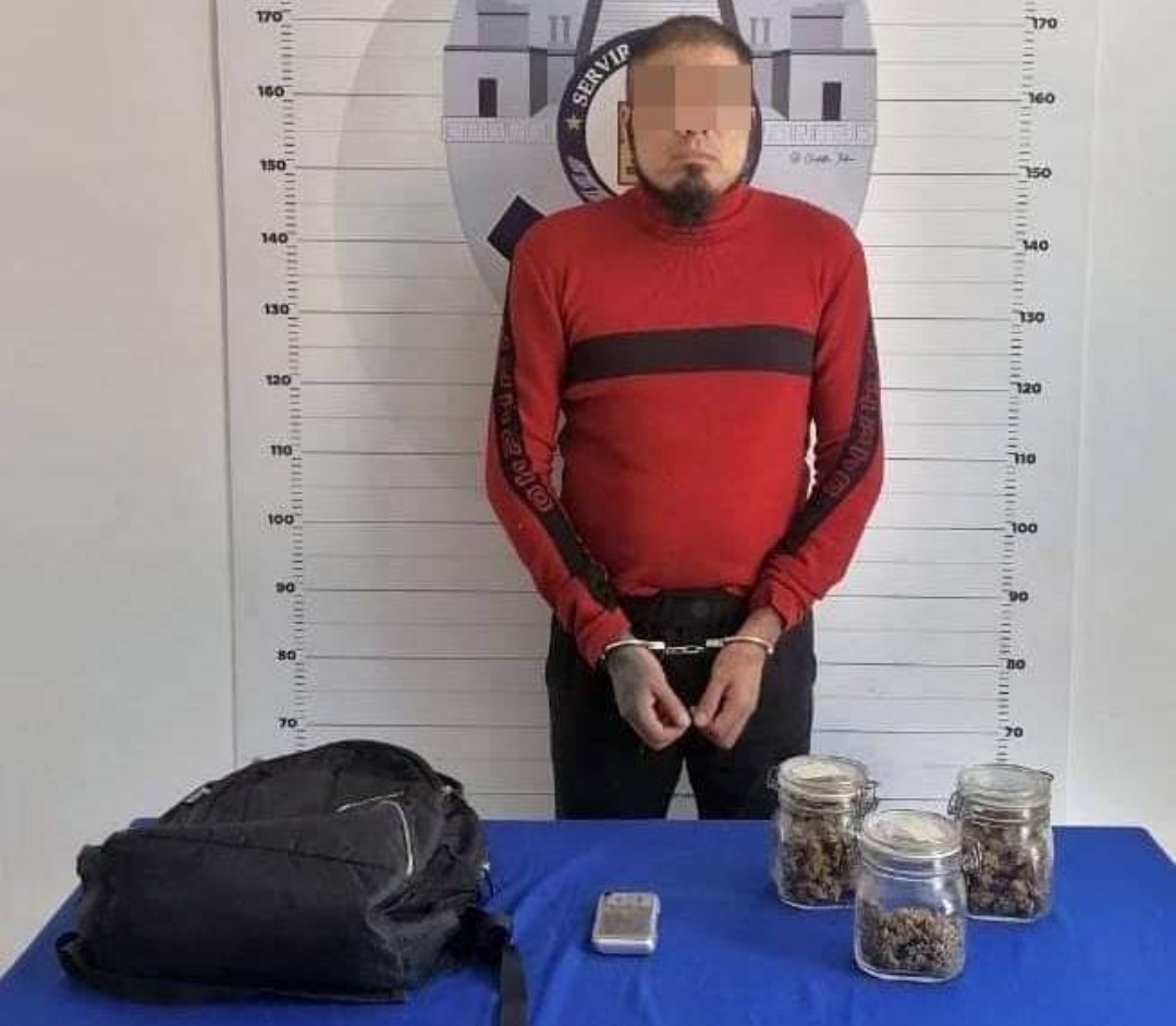 En el interior de su mochila, fueron hallados los frascos de marihuana y una báscula gramera