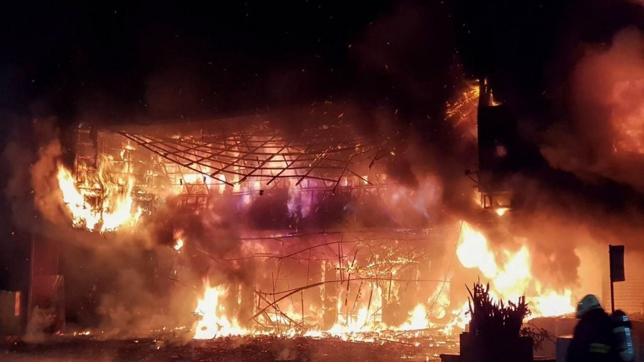 El fuego estalló la madrugada del jueves en el edificio de 13 pisos y destruyó varios niveles antes de que llegaran los bomberos a controlarlo El fuego estalló la madrugada del jueves en el edificio de 13 pisos y destruyó varios niveles antes de que llegaran los bomberos a controlarlo