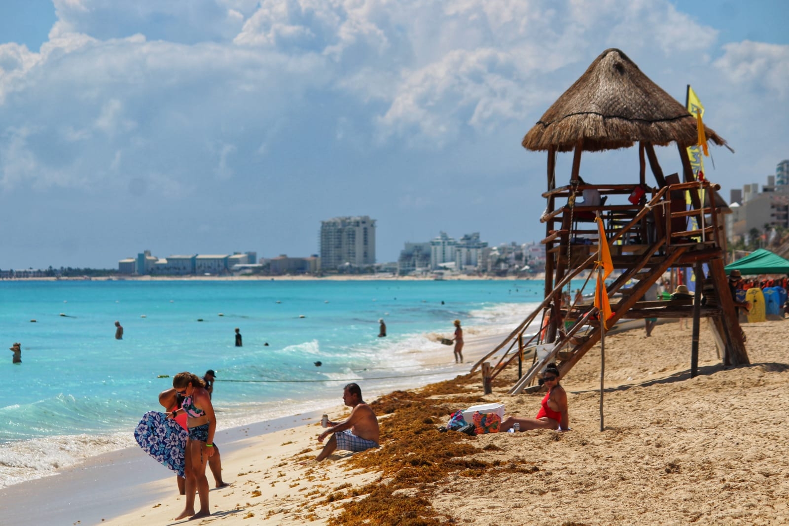 El Semáforo Verde no afectó la vigilancia del cumplimiento de medidas sanitarias en playas de Cancún El Semáforo Verde no afectó la vigilancia del cumplimiento de medidas sanitarias en playas de Cancún
