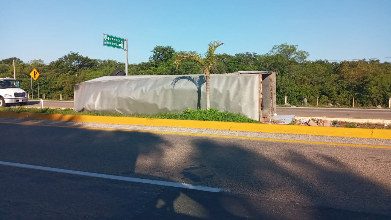 Vuelca tráiler sobre la carretera Mérida- Campeche
