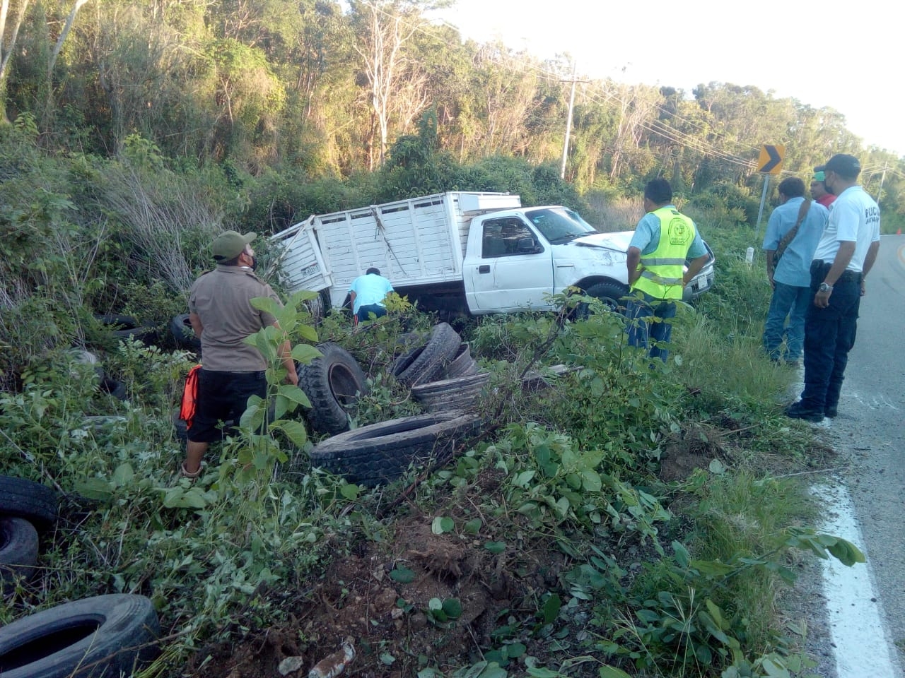 La unidad transportaba llantas usadas las cuales quedaron regadas a un costado de la unidad