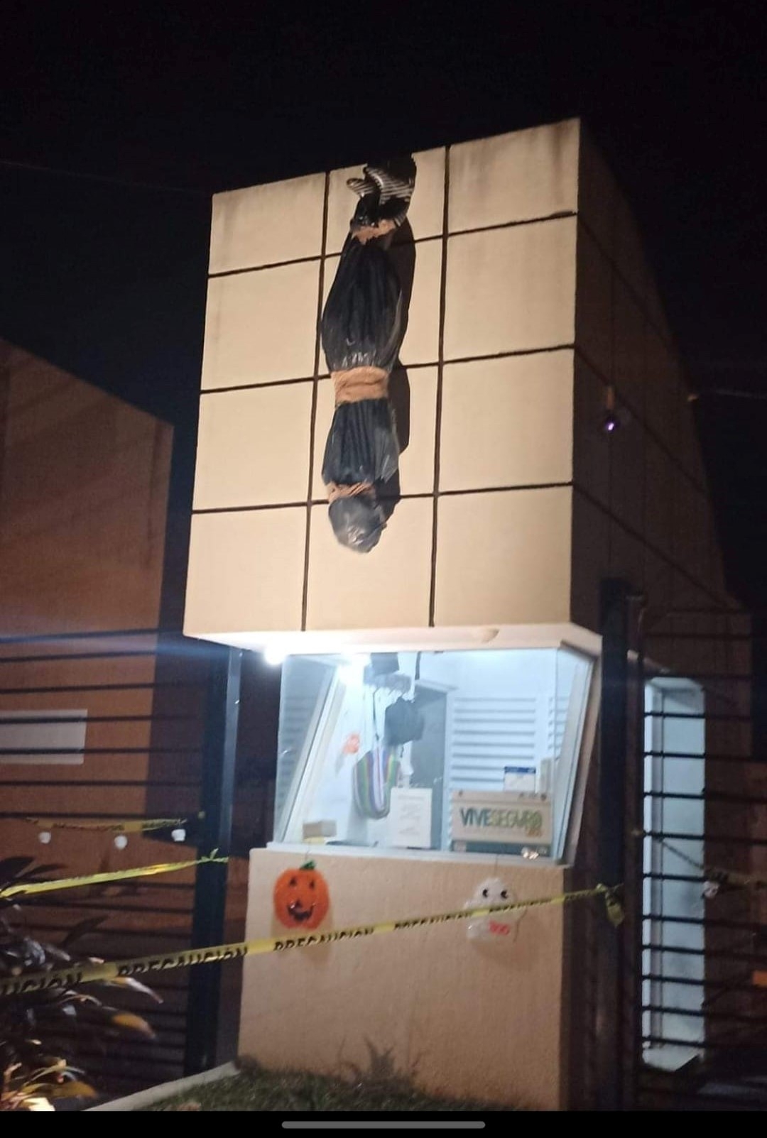 El peculiar adorno de Halloween lució afuera de la caseta de vigilancia de la privara Kerpis en Cancún El peculiar adorno de Halloween lució afuera de la caseta de vigilancia de la privara Kerpis en Cancún