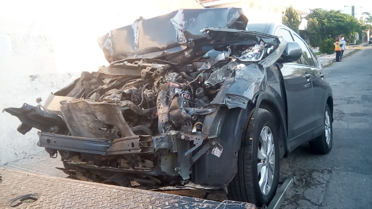 La camioneta Honda, con placas de circulación YYR-422-B, fue levantada por la policía y trasladada al depósito vehicular
