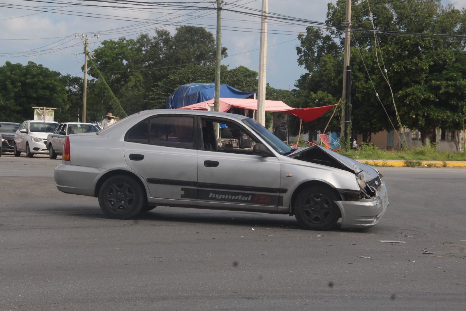 A consecuencia del fuerte impacto el automóvil quedó atravesado al igual que el camión