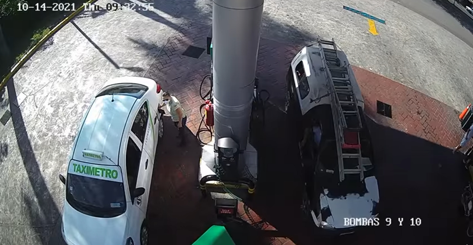 Deteniendo el video puede observarse cómo una mujer es la guiadora del taxi que huyó sin pagar y que no ha sdo identificada