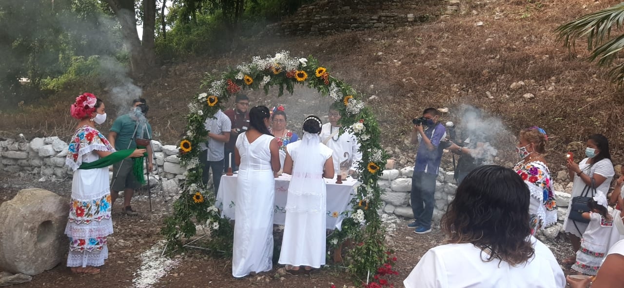 Lidia Hoil Poot y Lizbeth Garcia Dominguez, se dieron el sí esta tarde en los faldas del cerro mayor Kantunich de Kantunilkín,