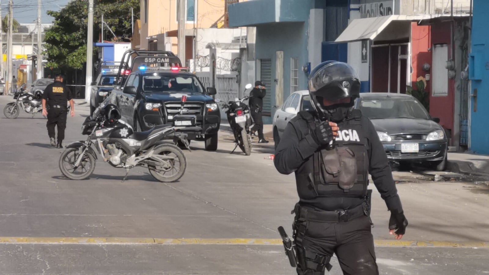 La zona se cundió de policías, tanto estatales como municipales que acordonaron el área La zona se cundió de policías, tanto estatales como municipales que acordonaron el área