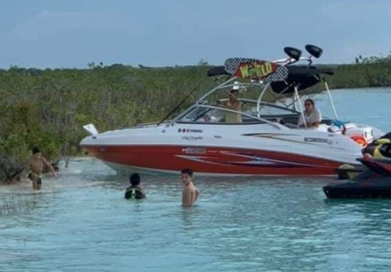 Los lancheros “piratas” bajan a los turistas para que hagan lo que ellos llaman “exfoliación maya" Los lancheros “piratas” bajan a los turistas para que hagan lo que ellos llaman “exfoliación maya"