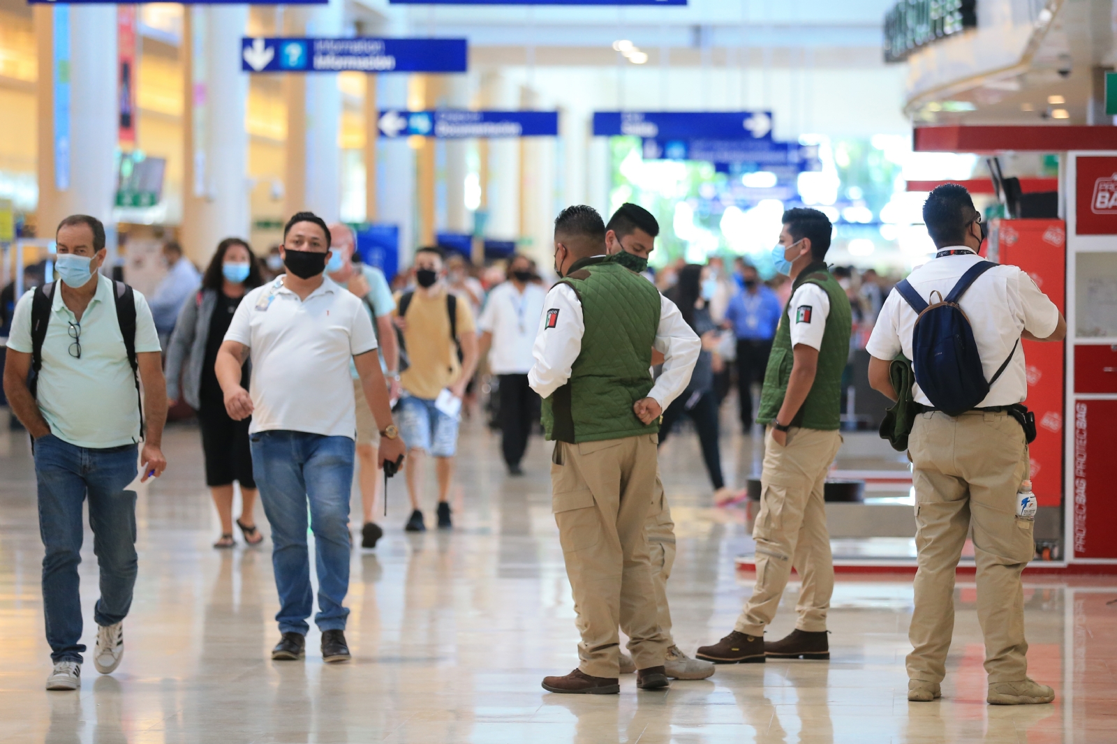 Personal migratorio en Cancún está desbordado ante los miles de pasajeros que llegan cada día Personal migratorio en Cancún está desbordado ante los miles de pasajeros que llegan cada día