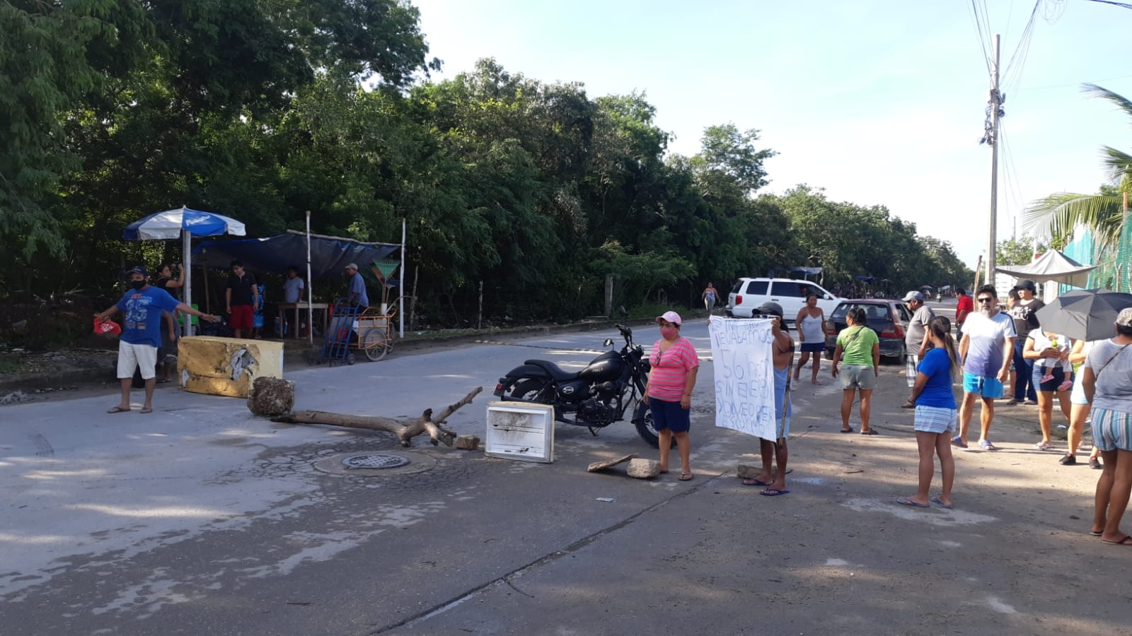 Con pancartas en mano, los vecinos indicaron que se quedaron sin luz por 56 horas