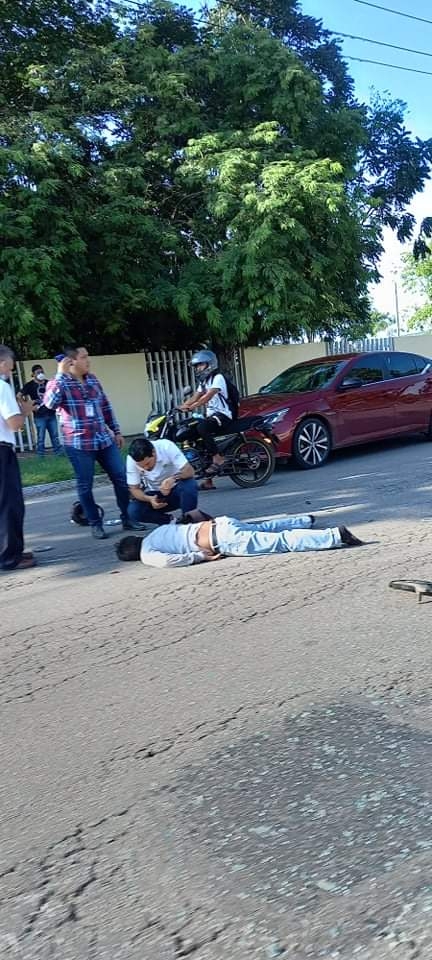 El motociclista permanecía tirado en el pavimento en espera de que llegarán paramédicos para atenderlo El motociclista permanecía tirado en el pavimento en espera de que llegarán paramédicos para atenderlo