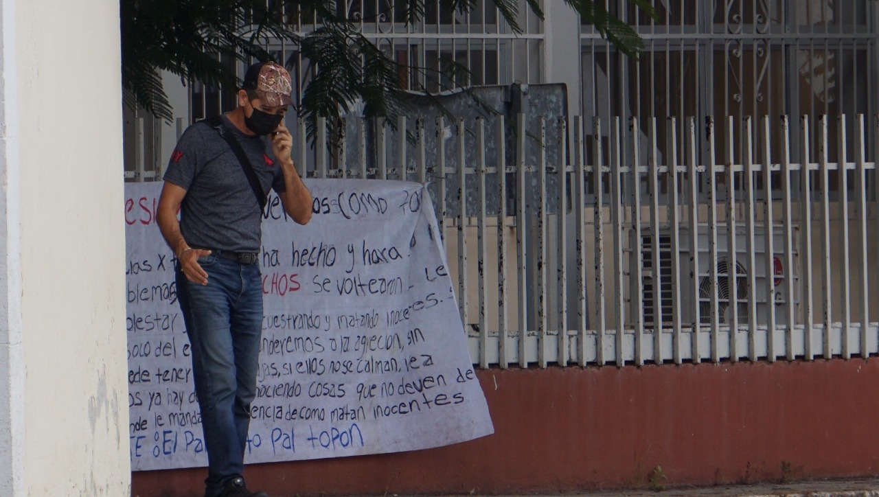 En la ciudad capital se instalaron en la reja de la primaria “Héctor Pérez Martínez” que se ubica en la calle 14 del barrio de San Francisco
