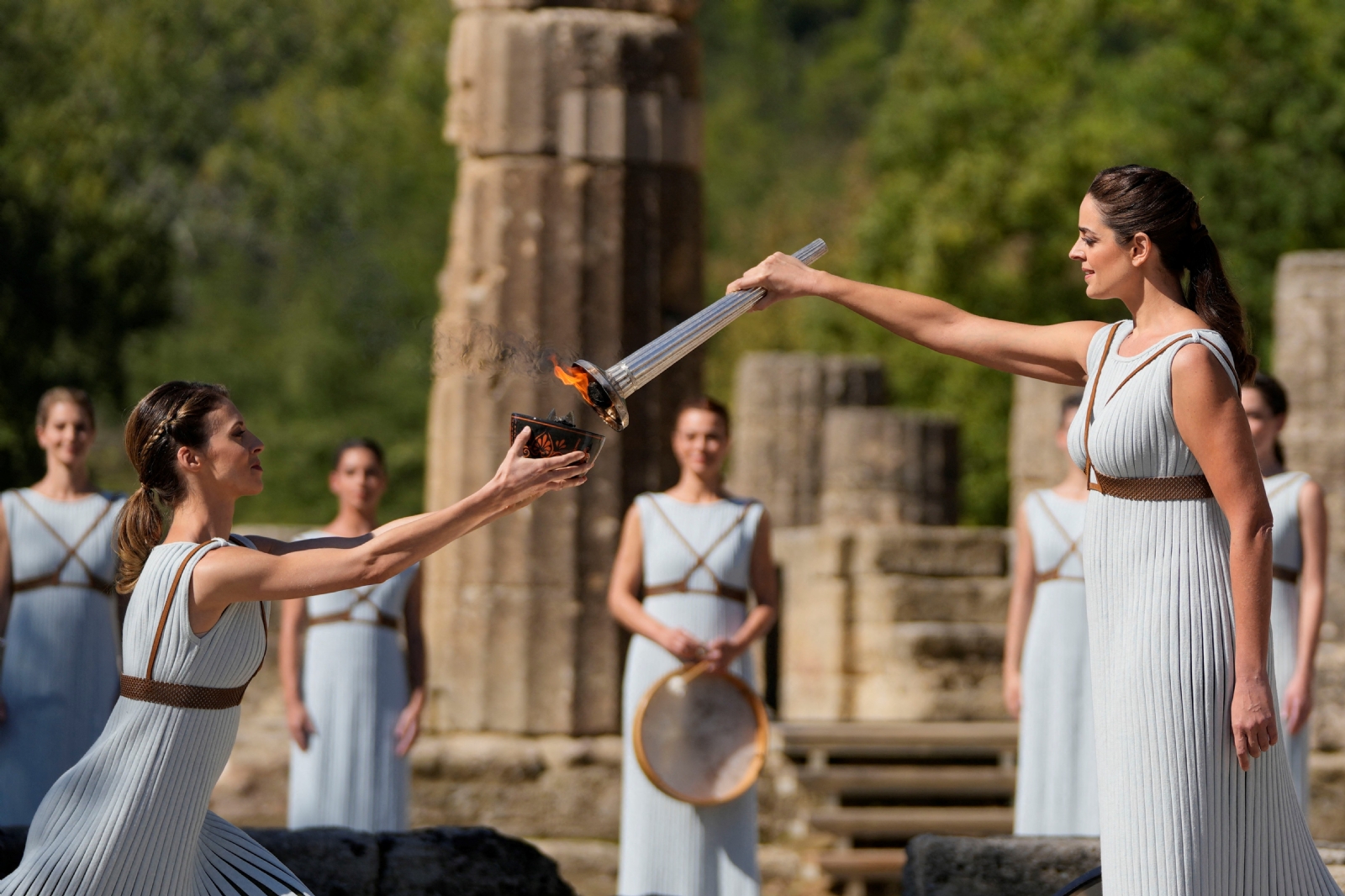 La llama fue encendida antes del medio día por los rayos de sol en las ruinas del templo antiguo de Hera, en Olimpia, cuna de los Juegos de la Antigüedad