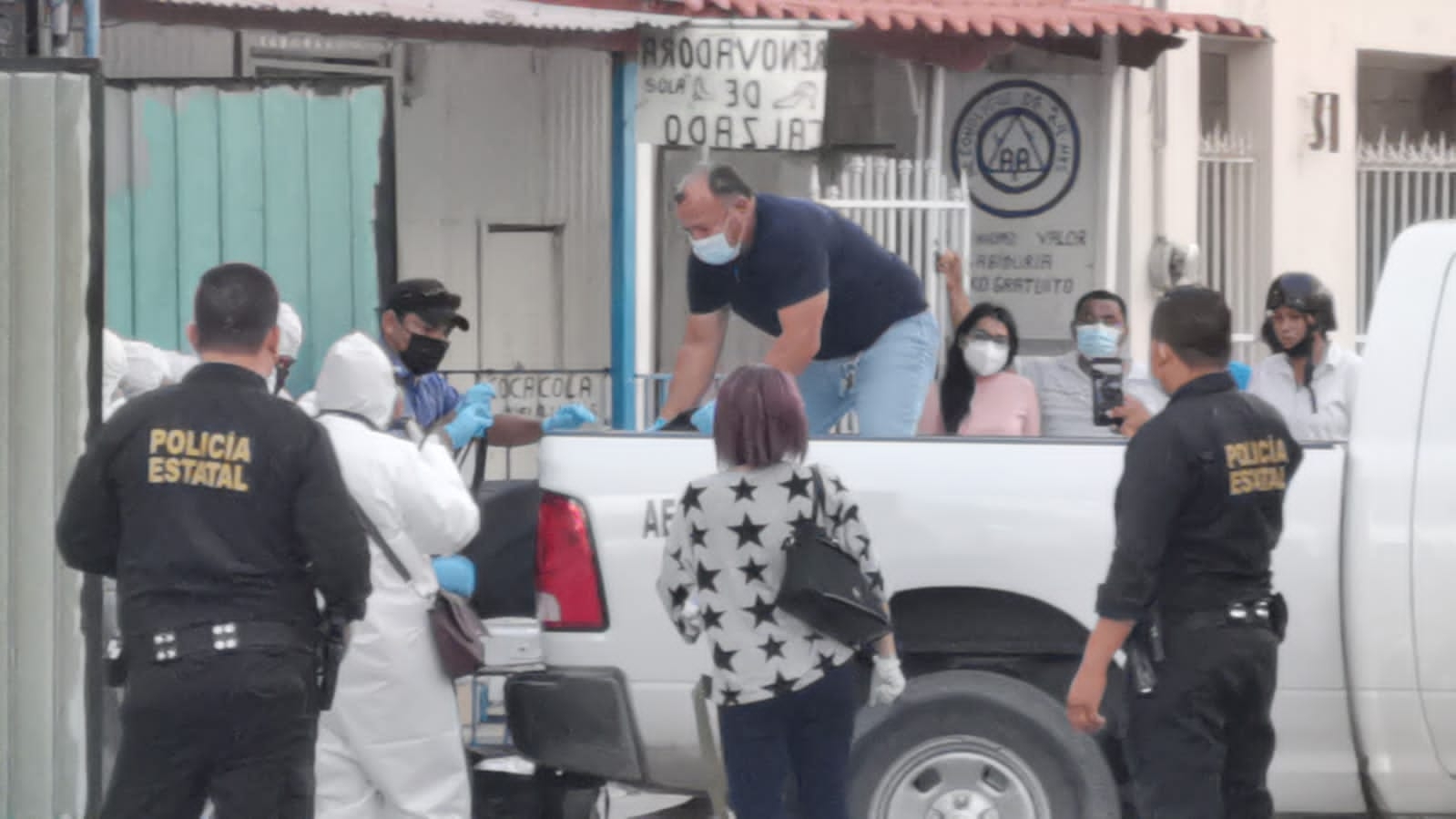 Personal de la policía estatal preventiva, acordonó la zona mientras daban parte al Ministerio Público Personal de la policía estatal preventiva, acordonó la zona mientras daban parte al Ministerio Público