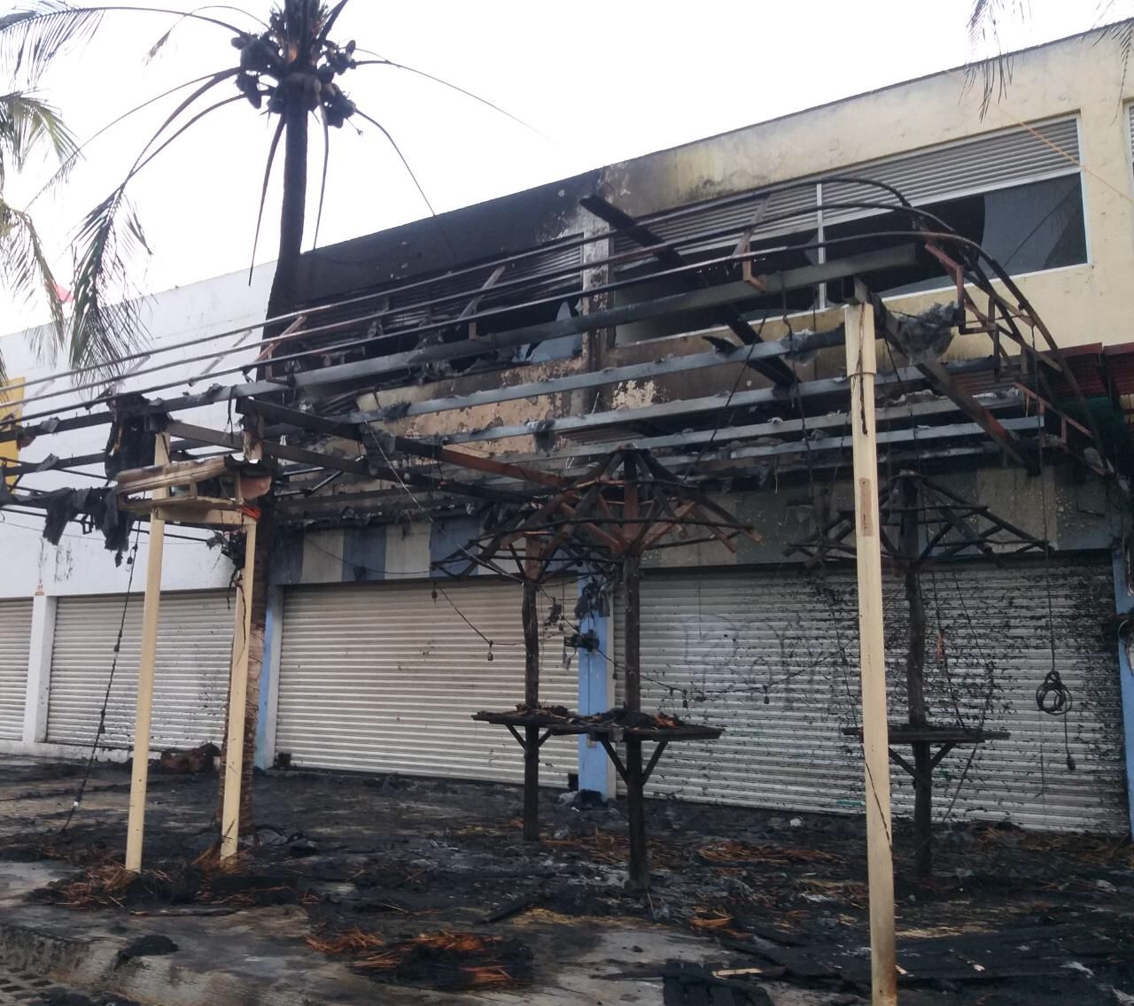 Elementos de la Policía Quintana Roo y Bomberos de Cancún acudieron al bar para acordonar la zona y apagar el fuego Elementos de la Policía Quintana Roo y Bomberos de Cancún acudieron al bar para acordonar la zona y apagar el fuego