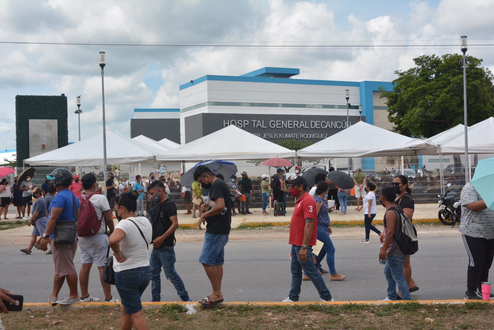 A gritos y empujones habitantes de Cancún se pelean por ser vacunados en el Hospital General