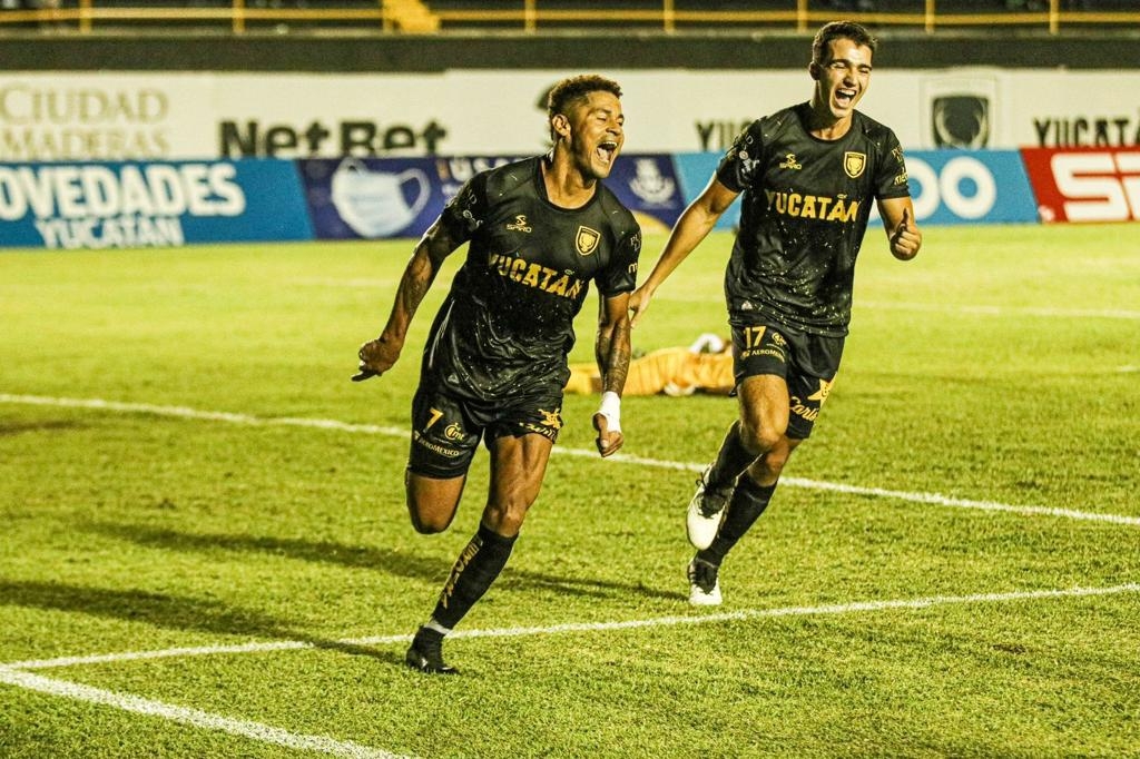 El colombiano se fue con toda la decisión en busca de la de gajos, metiendo un tremendo testarazo