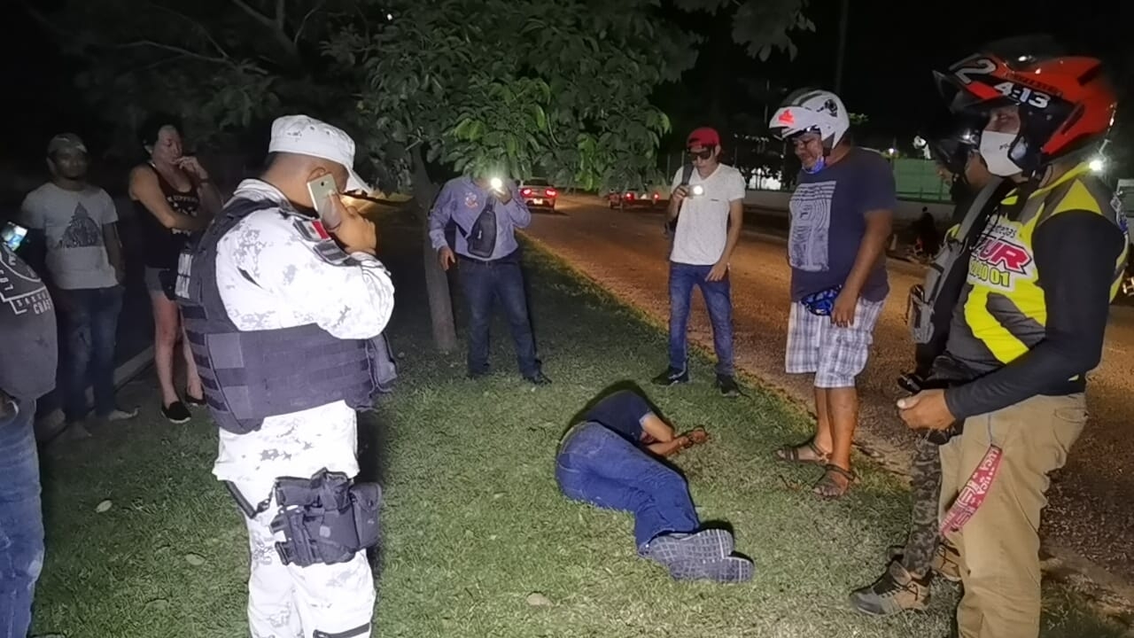 Los agentes policiacos acudieron a la Avenida Isla de Tris en Ciduad del Carmen para auxiliar al hombre tras ser golpeado Los agentes policiacos acudieron a la Avenida Isla de Tris en Ciduad del Carmen para auxiliar al hombre tras ser golpeado