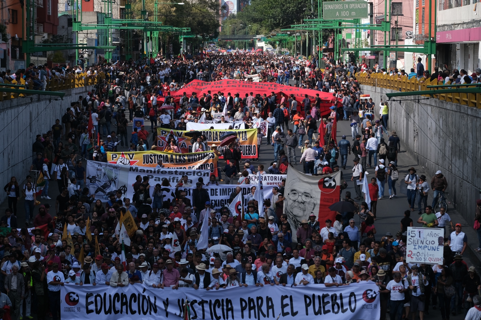 Diversos contingentes de estudiantes y organizaciones civiles comenzarán a concentrarse a las 11:00 horas en la Plaza de las Tres Culturas para marchar hacia el Zócalo Diversos contingentes de estudiantes y organizaciones civiles comenzarán a concentrarse a las 11:00 horas en la Plaza de las Tres Culturas para marchar hacia el Zócalo