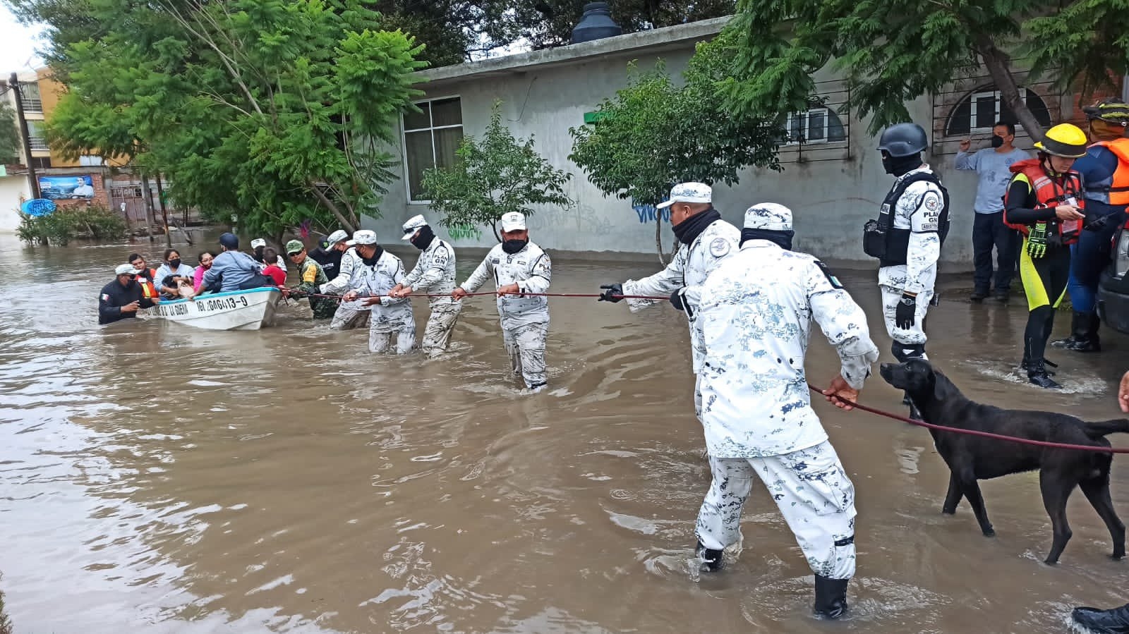 Prortección Civil y la Guardia Nacional tuvieron que evacuar las comunidades más cercanas Prortección Civil y la Guardia Nacional tuvieron que evacuar las comunidades más cercanas