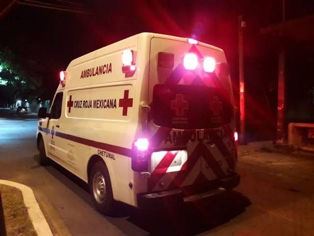 Paramédicos de la Cruz Roja Mexicana, auxiliaron al lesionado y lo trasladan al Hospital Militar Paramédicos de la Cruz Roja Mexicana, auxiliaron al lesionado y lo trasladan al Hospital Militar