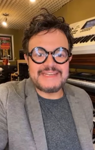 Tras 26 años de no hacer una aparición pública, Seleña Quintanilla aún llama la atención desde una foto junto a Aleks Syntek