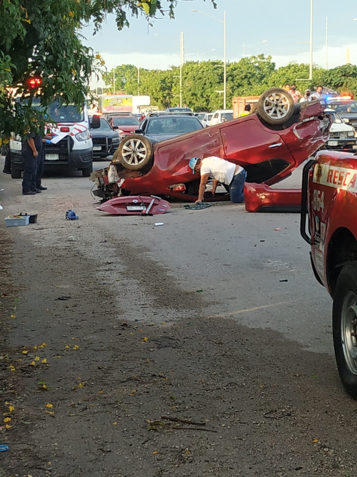Afortunadamente, el conductor no resultó con heridas graves, por lo que pudo salir por su propio del automóvil