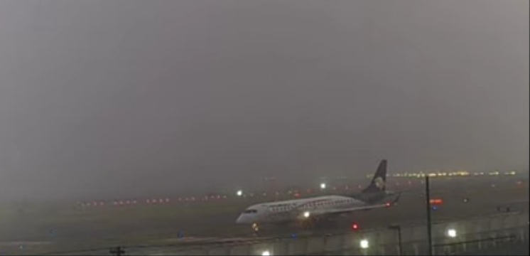 Un banco de niebla en el oriente de la ciudad genera algunos retrasos en la salida de vuelos de este miércoles Un banco de niebla en el oriente de la ciudad genera algunos retrasos en la salida de vuelos de este miércoles