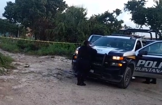 La zona de la Región 260 de Cancún, donde se halló el cuerpo, fue acordonada para que Servicios Periciales de la FGE Quintana Roo realizara las diligencias correspondientes La zona de la Región 260 de Cancún, donde se halló el cuerpo, fue acordonada para que Servicios Periciales de la FGE Quintana Roo realizara las diligencias correspondientes