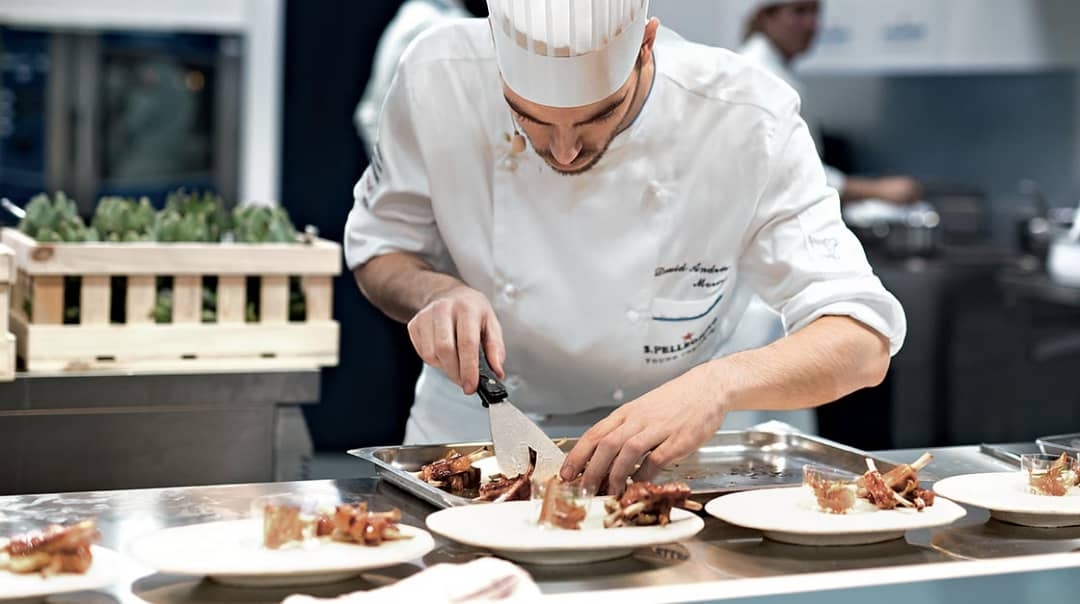 La Asociación Mundial Culinaria declaró el 20 de octubre como el Día Internacional del Chef. No solo cocinan, sino también enseñan a la próxima generación La Asociación Mundial Culinaria declaró el 20 de octubre como el Día Internacional del Chef. No solo cocinan, sino también enseñan a la próxima generación