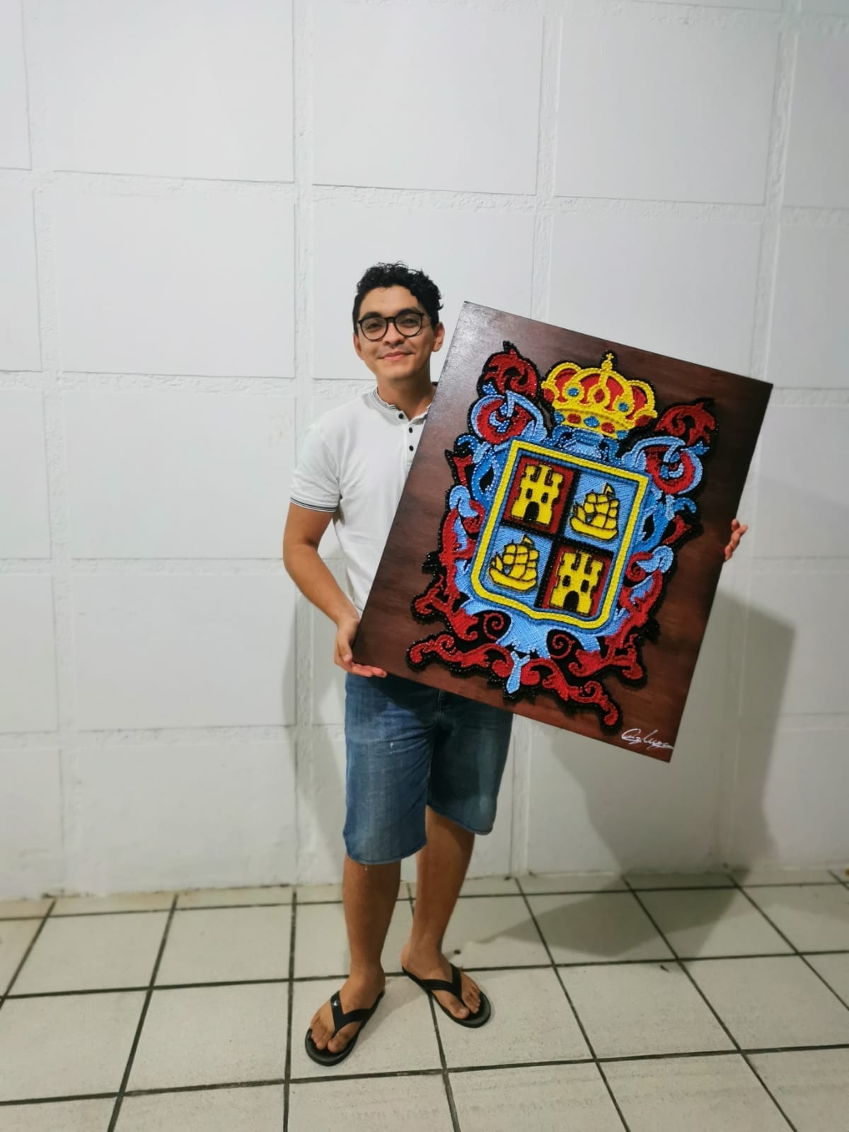 Mauricio Moore posa con su obra de arte Mauricio Moore posa con su obra de arte