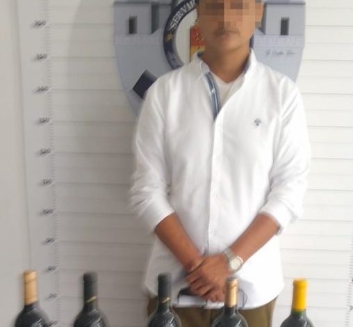 El hombre junto con la mercancía fueron asegurados por el delito de robo a comercio El hombre junto con la mercancía fueron asegurados por el delito de robo a comercio