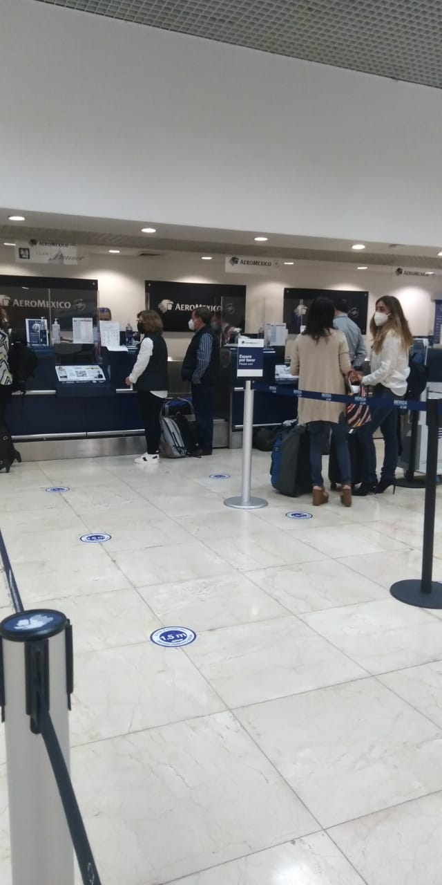 Pasajeros esperaban información respecto al atraso del vuelo 824 Pasajeros esperaban información respecto al atraso del vuelo 824