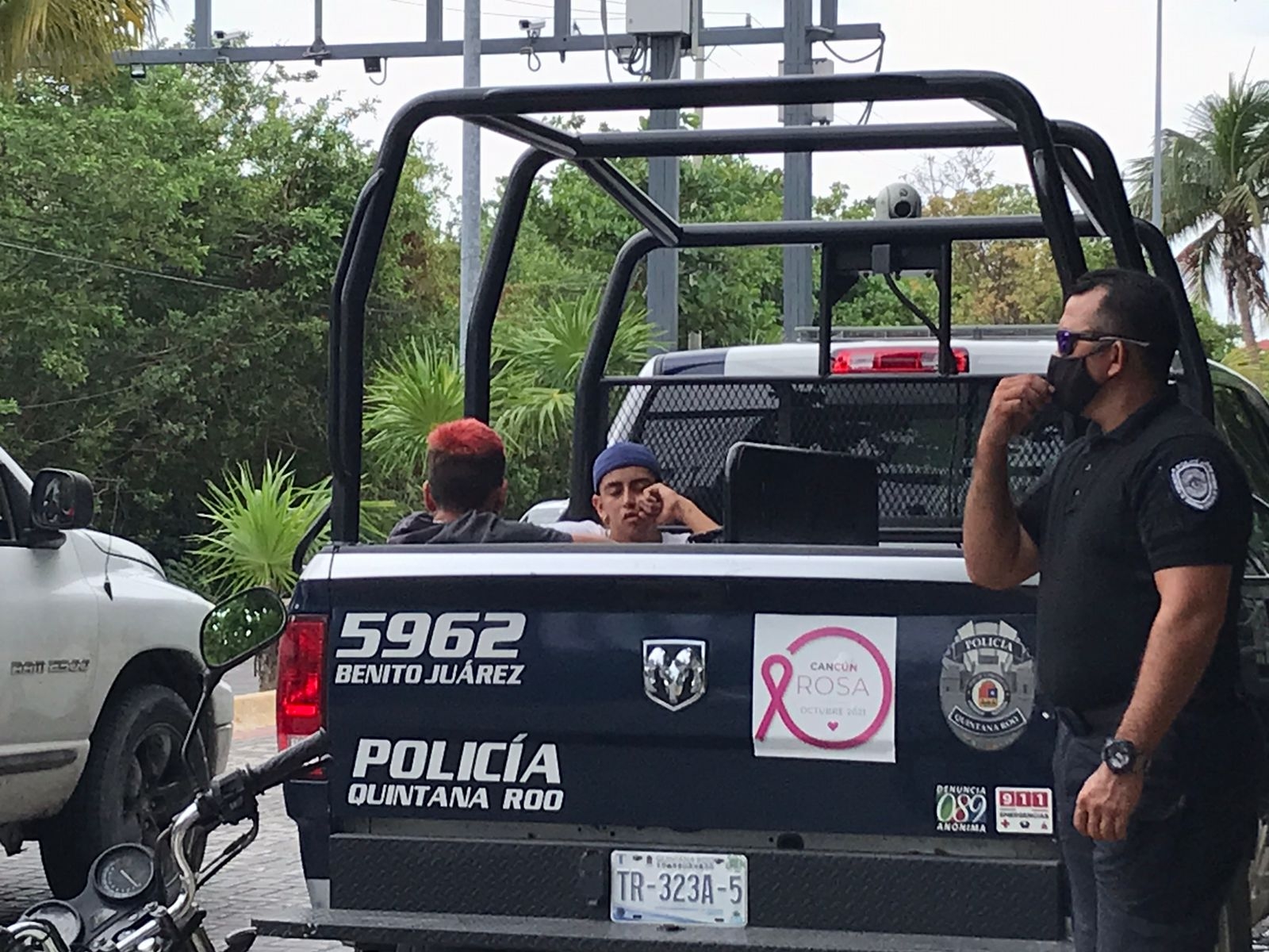 Policías recuperan motocicleta y triciclo robados en la Av. López Portillo de Cancún