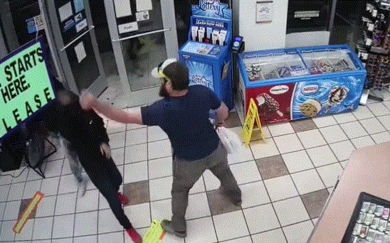 El hecho ocurrió en el Condado de Yuma, dentro de un local de conveniencia en una gasolinería de la comunidad de Chevron