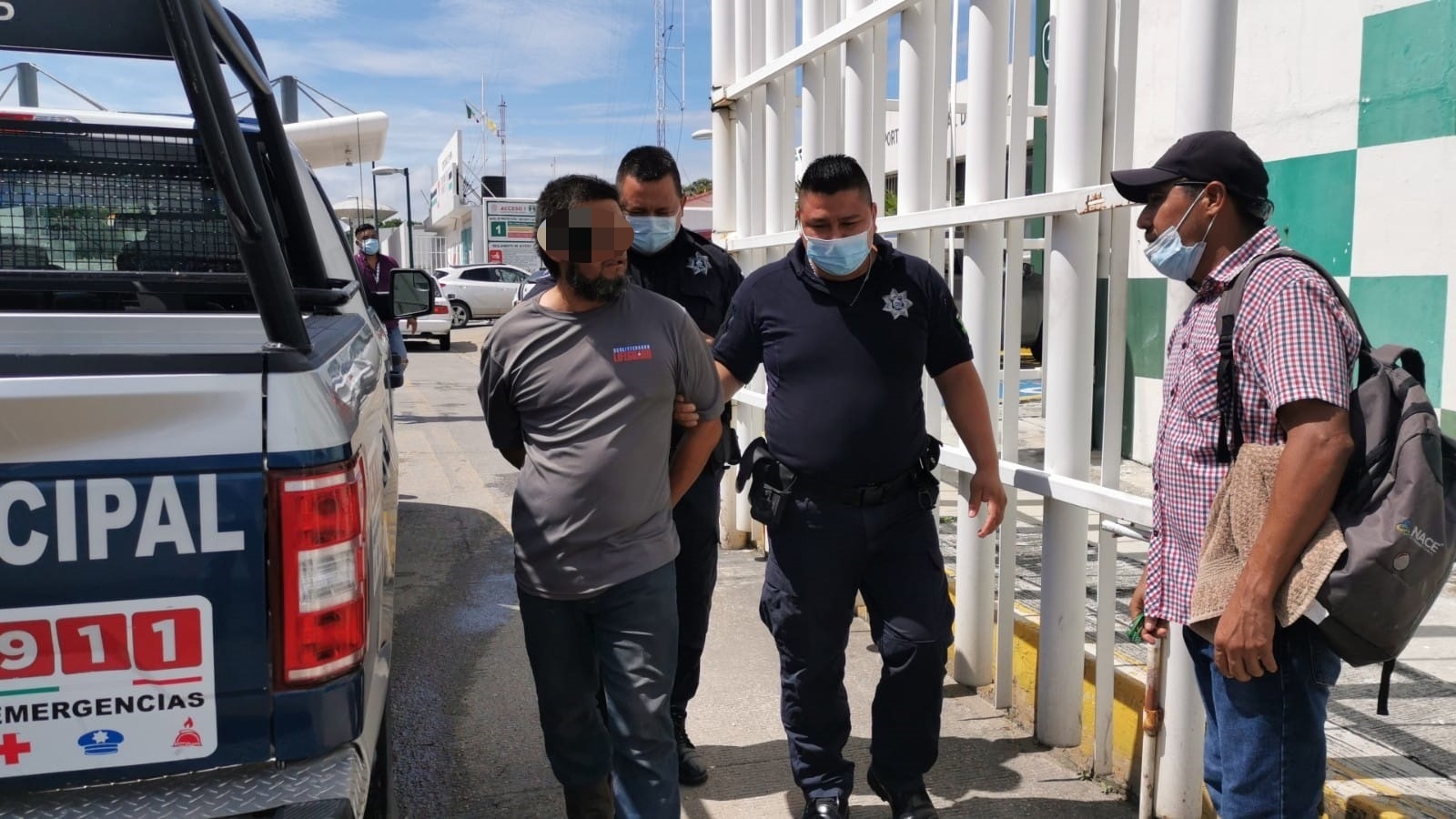 El presunto agresor se encontraba en el puesto pesquero mientras golpeaba los vehículos El presunto agresor se encontraba en el puesto pesquero mientras golpeaba los vehículos
